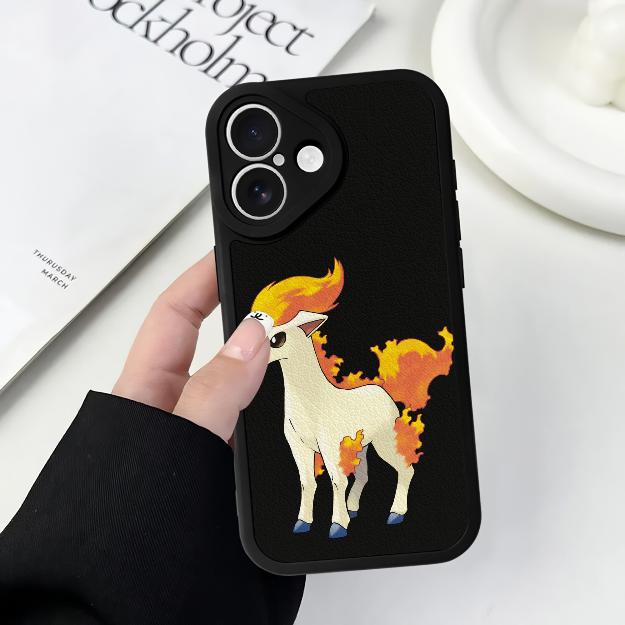 （画像用） ポケットモンスター Pokémon 【iPhone 16シリーズ対応】シリコンスマホケース（レザー調） 材質：シリコン